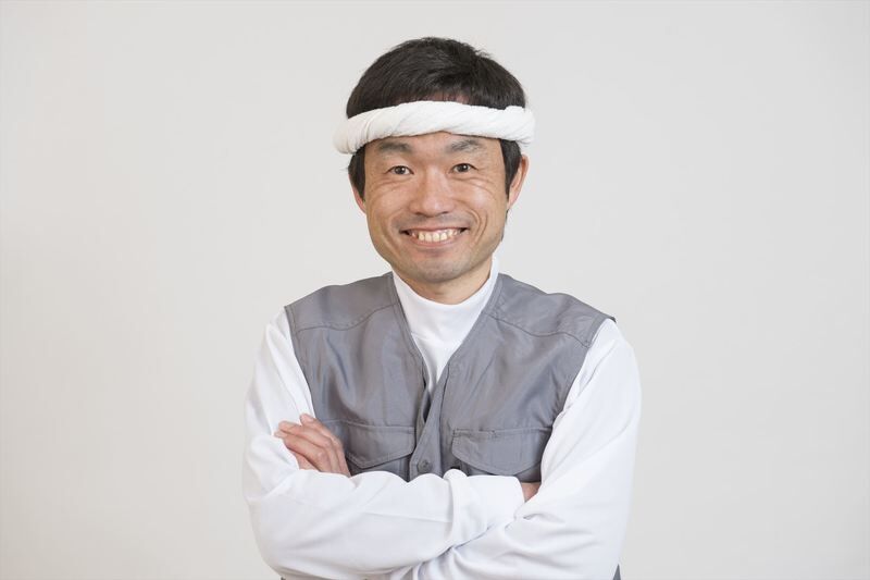 腕組みしてポーズを決める職人