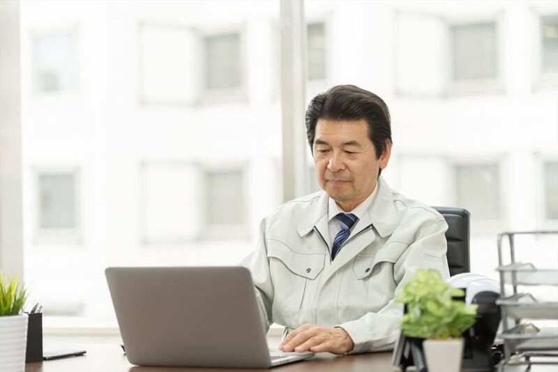 パソコンを打つ社長